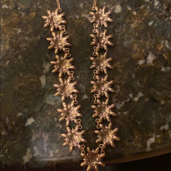 Gold Glower Necklace. - Picture 3 of 4